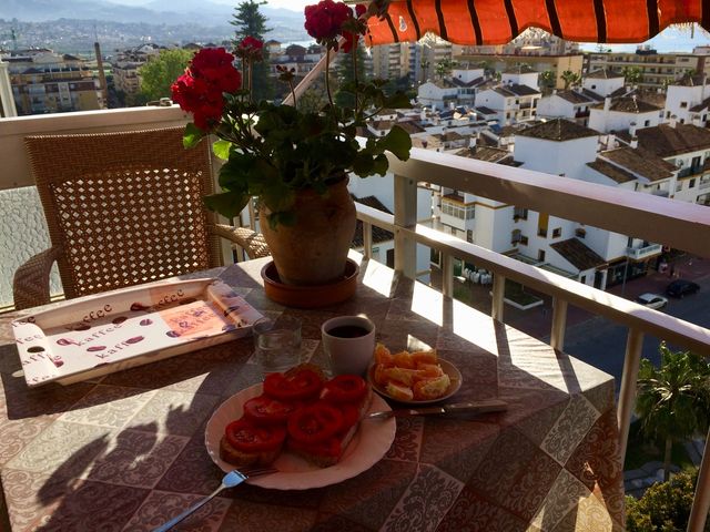 Inden dagens skrivearbejde: Morgenmad på balkonen. Torre del Mar